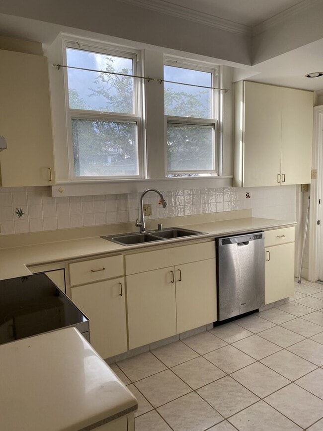 Building Photo - w2152k