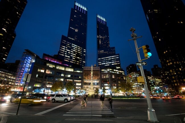 Building Photo - 425 W 50th St