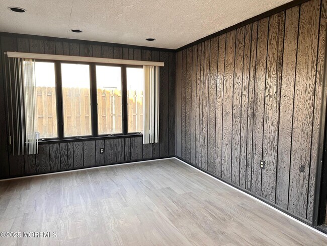 Building Photo - 403 7th St