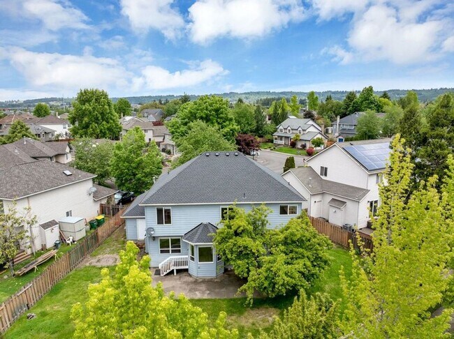 Building Photo - Stunning 4 bedroom, 2.5 bathroom home!! Must See!!