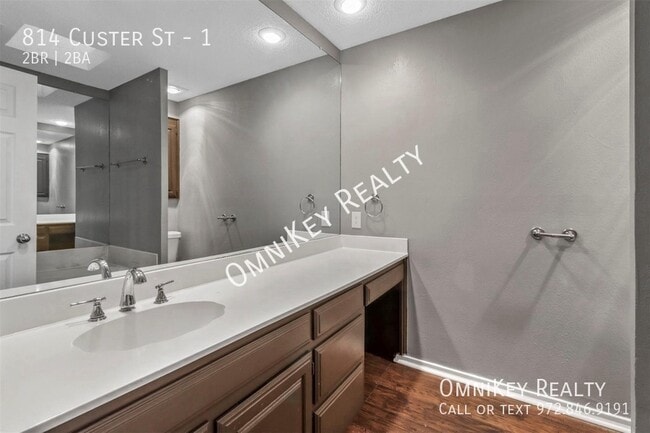 Building Photo - 814 Custer St