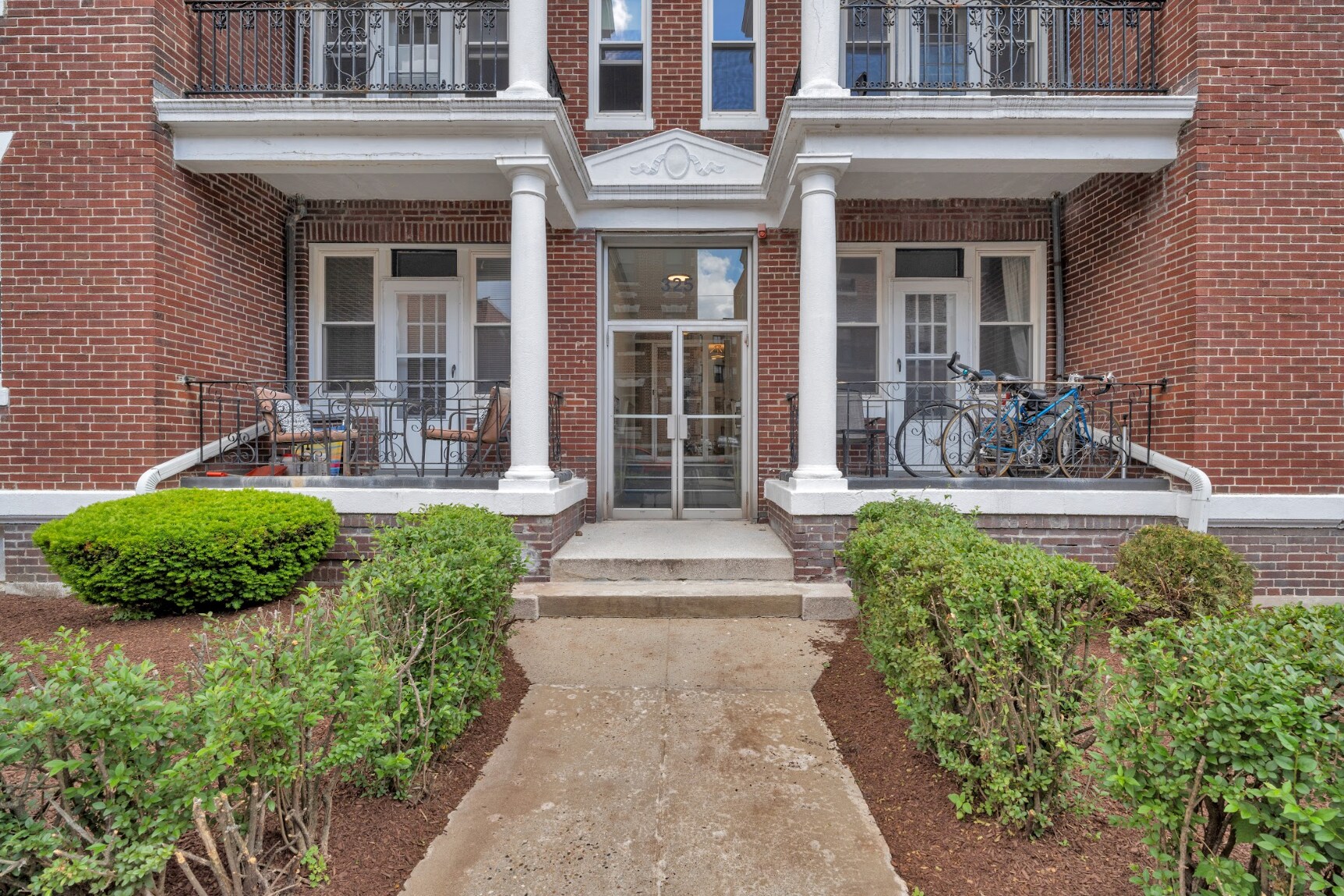 Building Photo - 325 Summit Ave