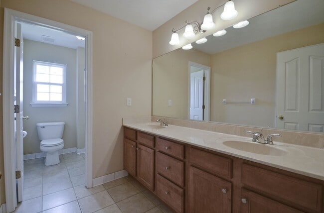 Building Photo - Discover your dream home in Virginia Beach!