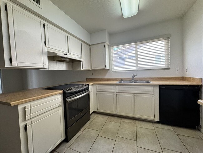 Building Photo - GOLF COURSE HOME W AMENITIES GALORE IN FOUNTAIN OF THE SUN 55+ COMMUNITY & COUNTRY CLUB