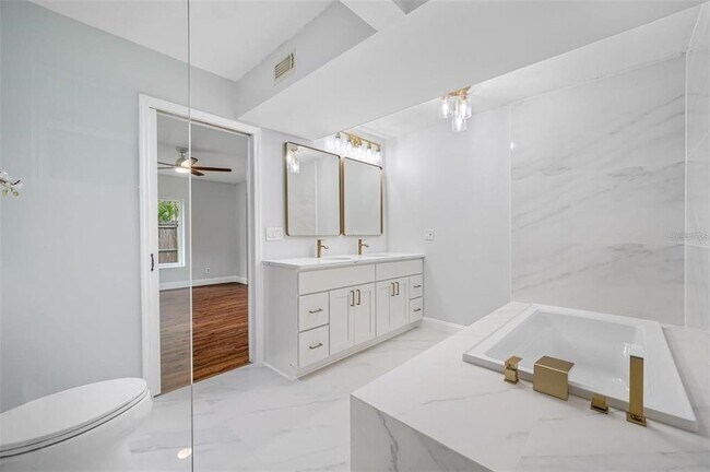 Building Photo - 2851 W Bay Ave