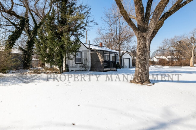 Building Photo - 4825 E Pine St