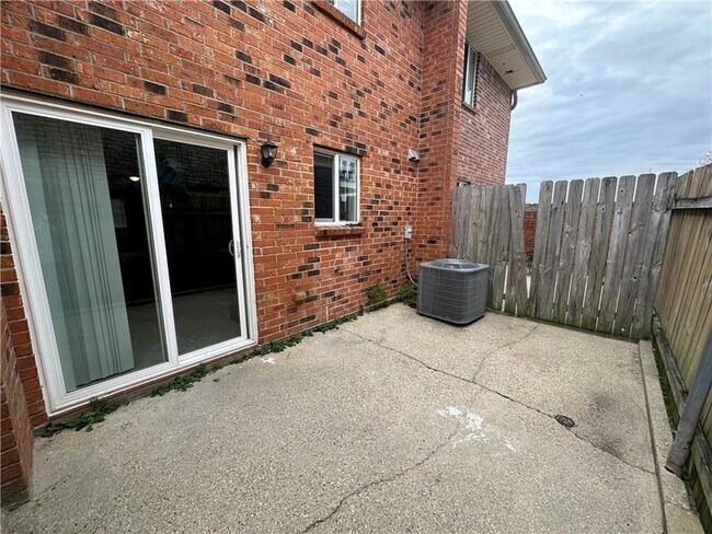 Building Photo - 3213 Golden Dr