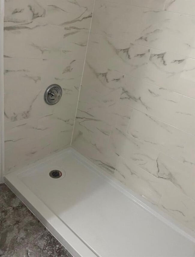 Building Photo - 2701 Riverside Dr