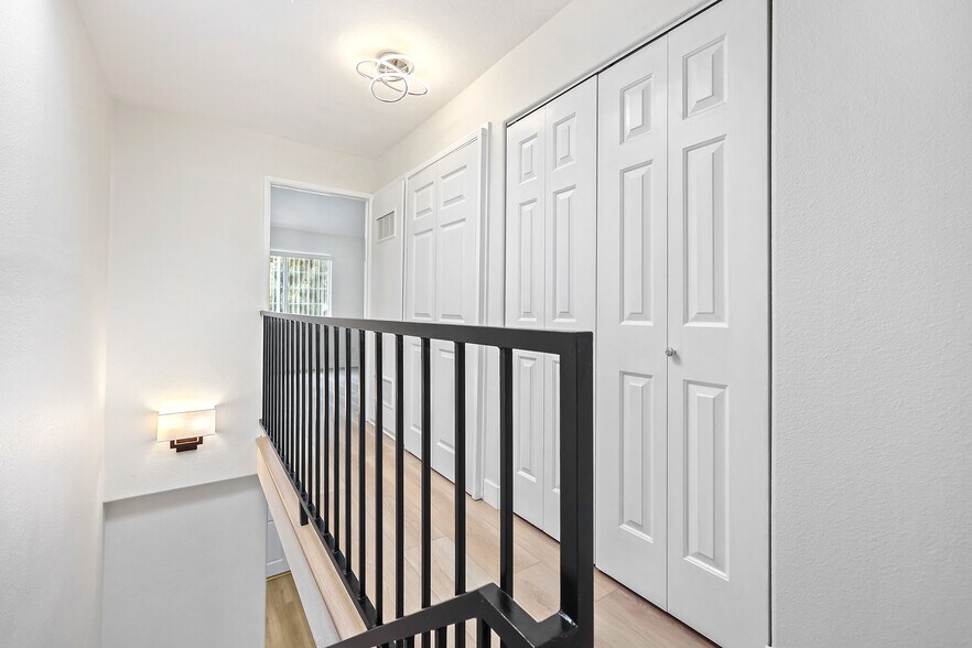 Building Photo - 10128 Hillhaven Ave