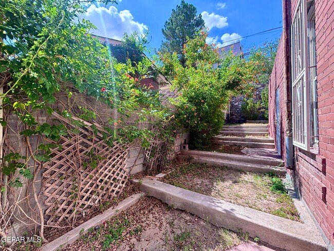 Building Photo - 215 W Rio Grande Ave