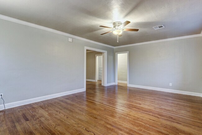 Building Photo - Charming 3-bedroom, 1-bathroom house - Available now!