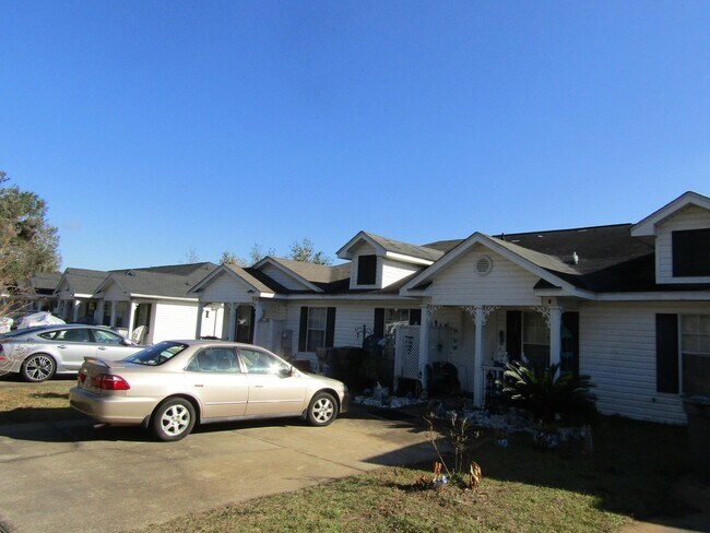 Building Photo - 2BR/2BA End Unit in West Pensacola – Pet F...