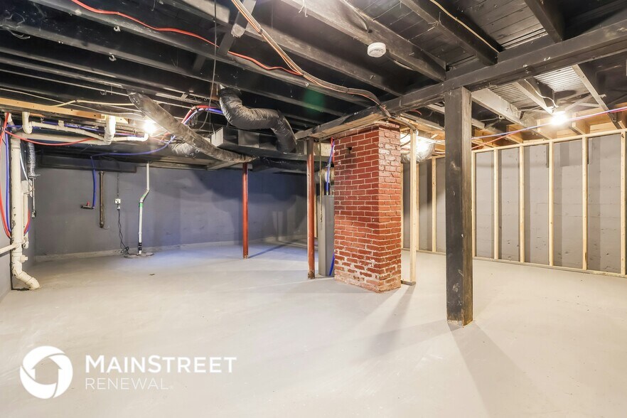 Building Photo - 2900 Wyandotte Ave