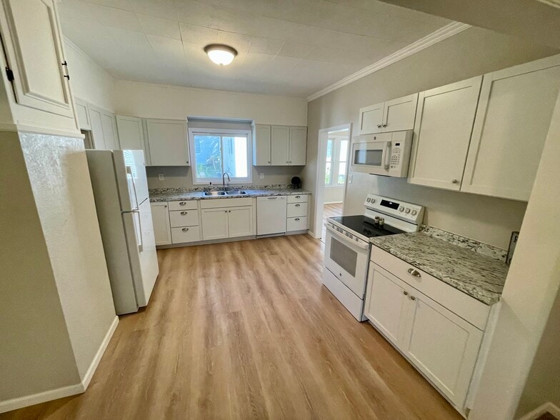 Building Photo - 175 W Moore St