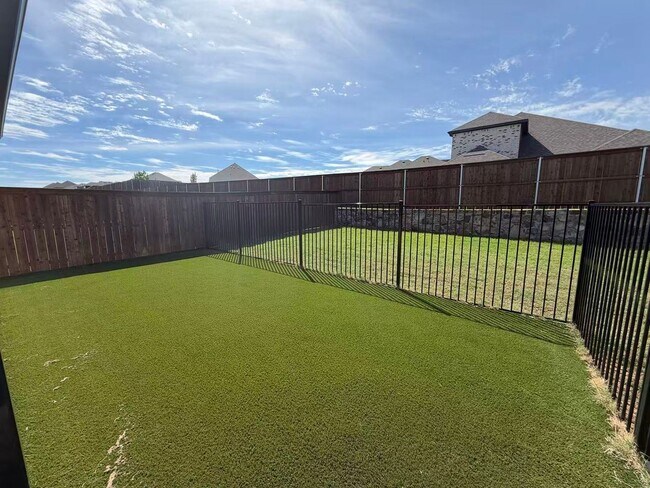 Building Photo - Move-in ready and like-new! Washer, dryer, and refrigerator Included.