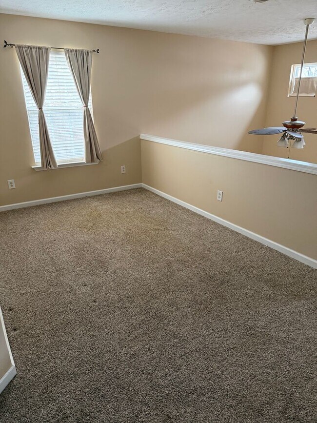 Building Photo - Maintenance Free Living 3 Bed/2.5 Bath