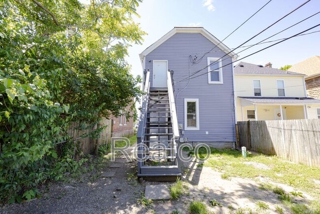 Building Photo - 358 1/2 Saint Clair Ave