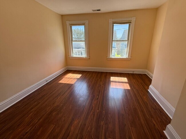 Building Photo - Spacious 3BR / 2BA apartment with ensuite bath and in-unit laundry