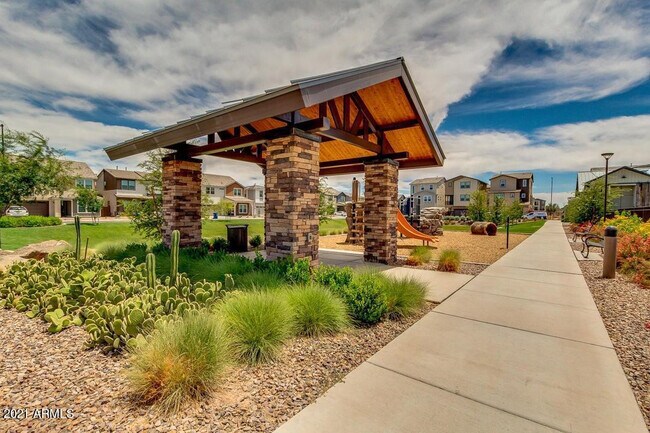 Building Photo - 1064 S Sunset Dr