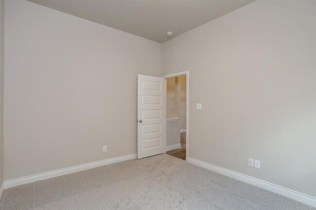 Building Photo - 1639 Rosedale Dr