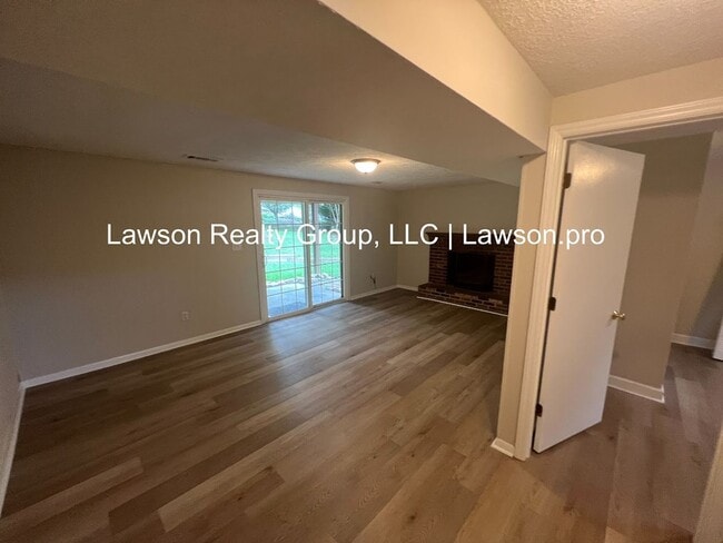 Building Photo - Beautiful Cave Spring Split Level with Bac...