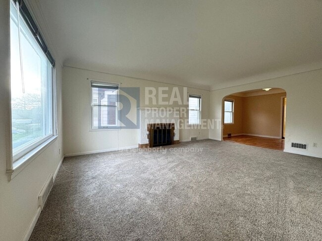 Building Photo - 910 N Union Ave