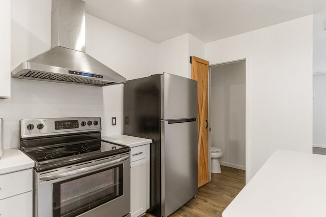 Building Photo - 3 Bedroom, 2 Bathroom Home with Full Finis...