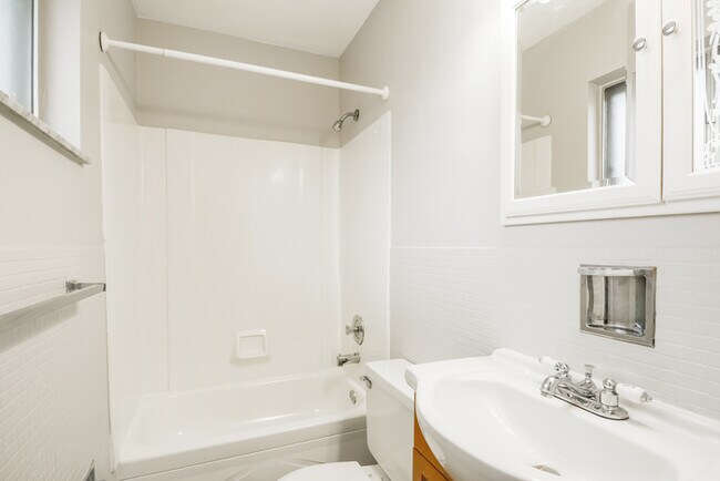 Building Photo - Fantastic 3bd/2ba home! Coming soon!