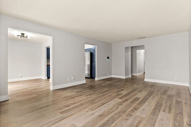 Building Photo - 2606 Lake Rd