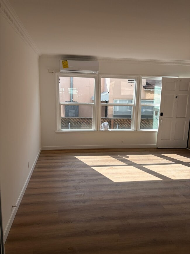 Building Photo - 2212 Fox Hills Dr