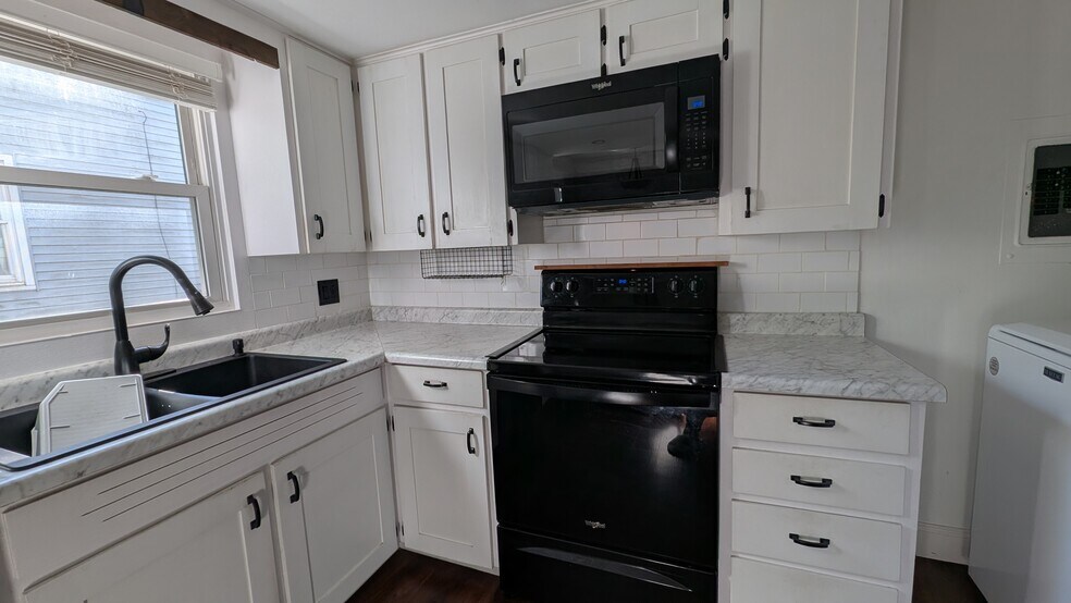 Building Photo - 206 Elm Ln