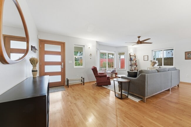 Building Photo - 5003 NE Mason St