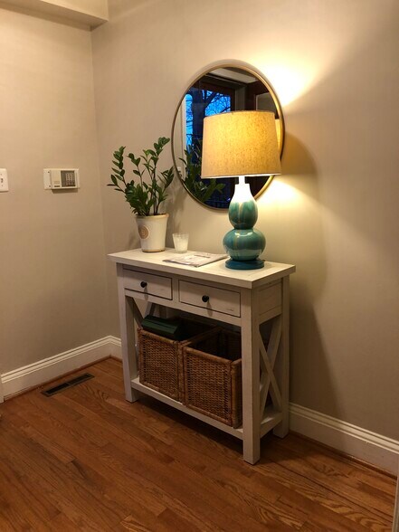 Entry - 1660 Beekman Pl NW