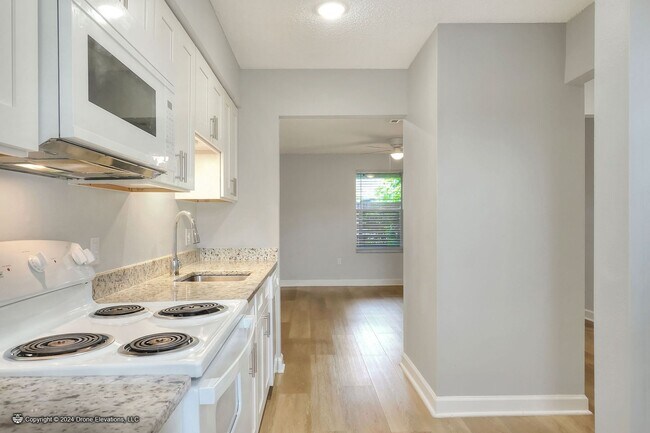 Building Photo - ***2ND MONTH RENT FREE + $600 SECURITY DEPOSIT!