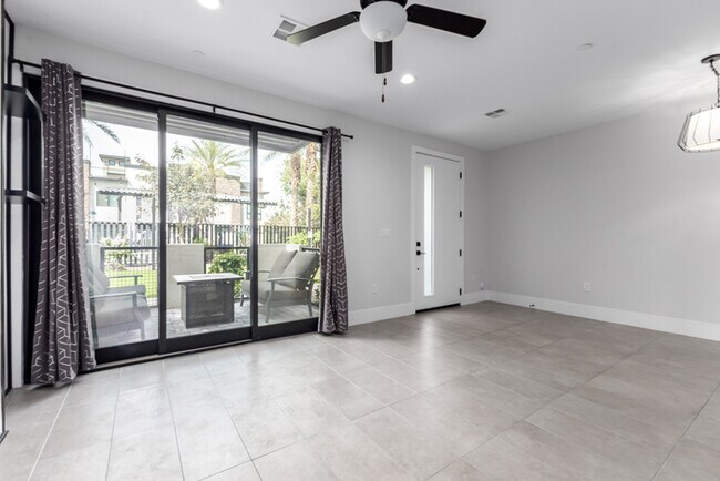 Building Photo - 164 E Lexington Ave