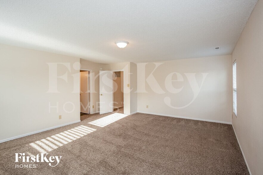 Building Photo - 15393 Border Dr