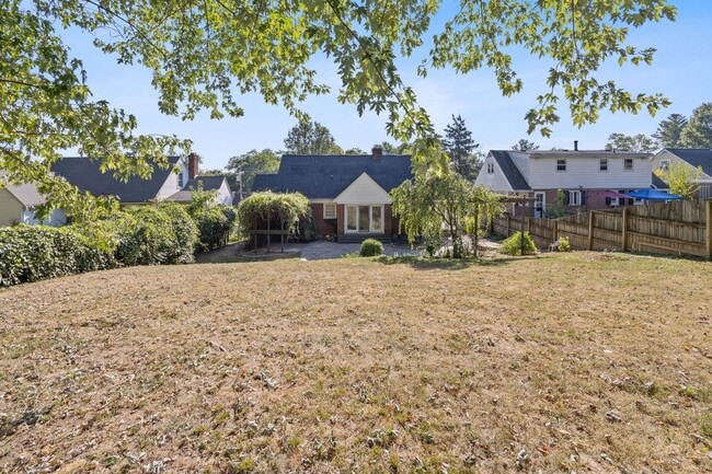 Building Photo - ANDERSON- Charming 4 bedroom 2 bath with fenced backyard
