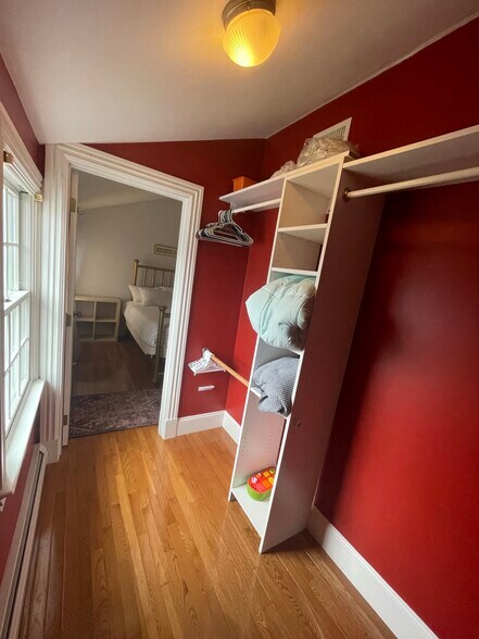 Building Photo - 14 Oak St