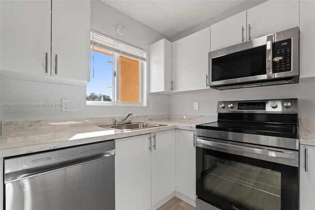 Building Photo - 6255 SW Kendale Lakes Cir