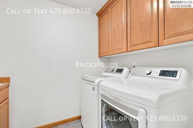 Building Photo - Luxurious 4-bedroom home in Sammamish with...