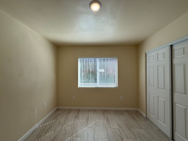 Building Photo - M12150