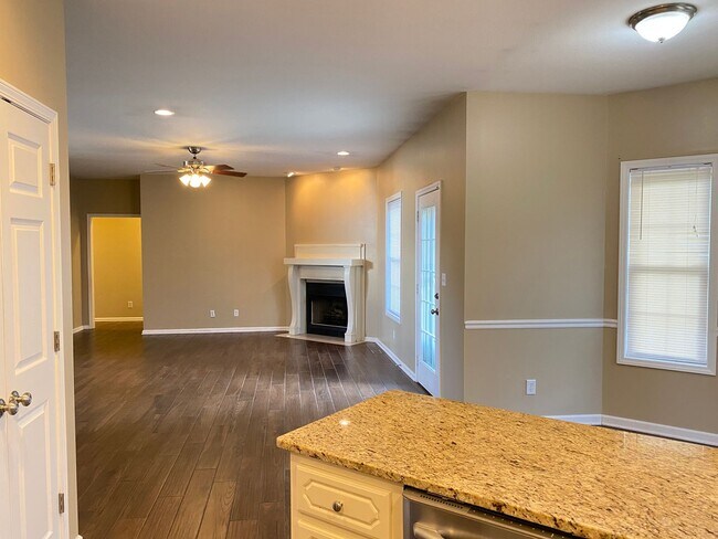 Building Photo - Beautiful Open Floor Plan.  3bed 2bath One...