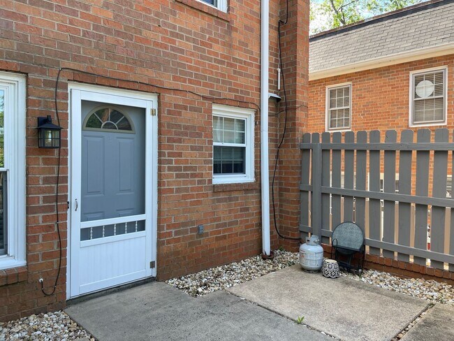 Building Photo - Williamsburg Townhome Available for Rent