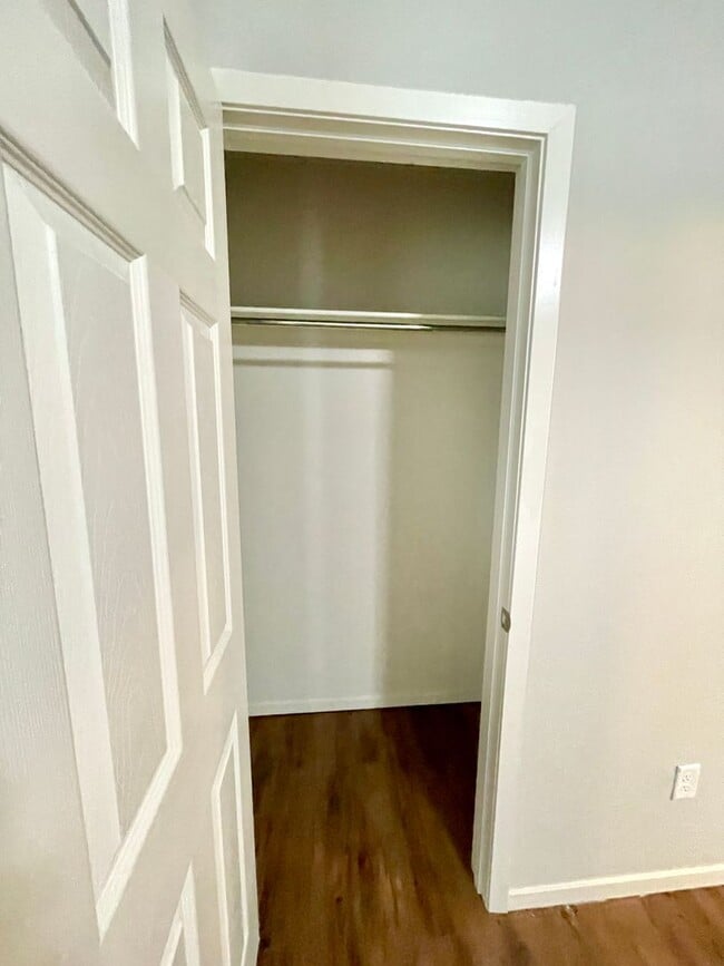 Building Photo - Three bed,  two bath in Valley View available now