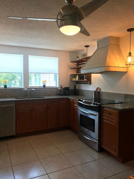 Modern fully equipped kitchen warmer on the bottom. - 2440 Manasota Beach Rd