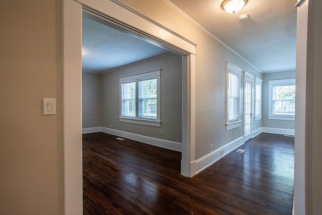 Building Photo - 20 Marion Ave