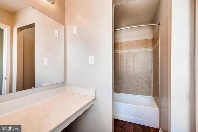 Building Photo - 915 Cambridge Ave