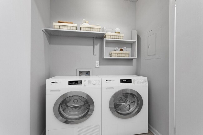 Building Photo - Luxurious 2 bed/2-bath apartment minutes f...