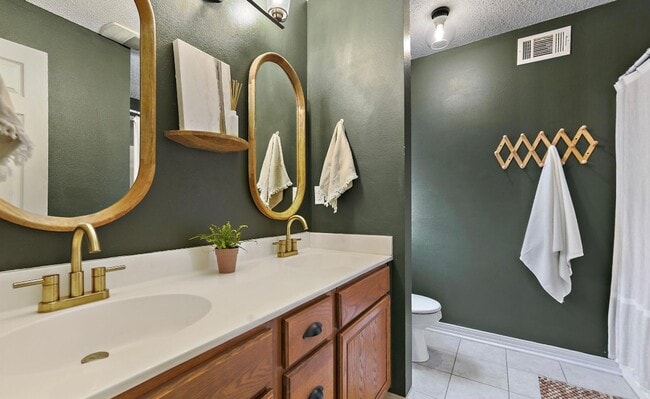 Building Photo - Updated 4 bedroom 2.5 bath home in Ocean Springs!