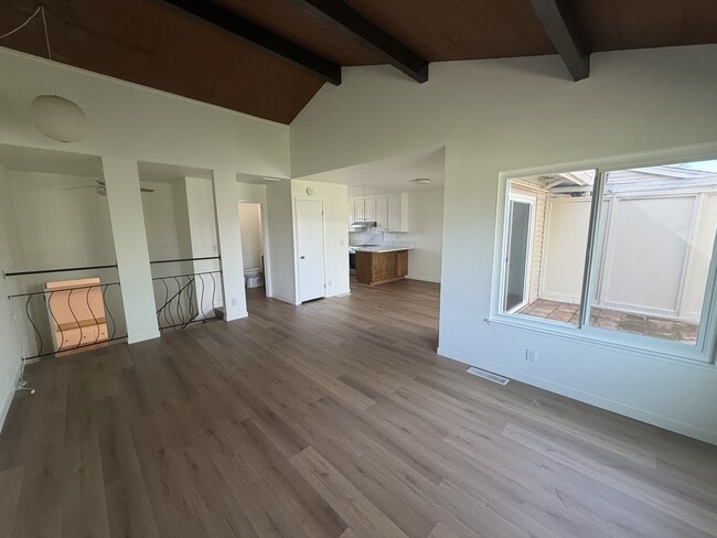 Building Photo - 8235 La Riviera Dr